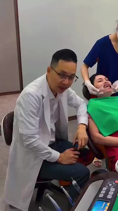 PHÙ THỦY NỤ CƯỜI VÀ GIẢI PHÁP XỬ LÝ TÌNH TRẠNG KHỚP CẮN HỞ NGHIÊM TRỌNG CHO CHỊ KHÁCH HÀNG ĐÃ 53 TUỔI!