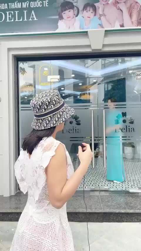 Theo chân vị khách hàng xinh đẹp đến Delia Thanh Hoá