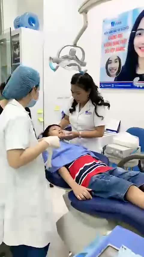 TS.BS Đàm Ngọc Trâm và BS. Tiến thăm khám một ca niềng răng khó cho bé trai 11 tuổi