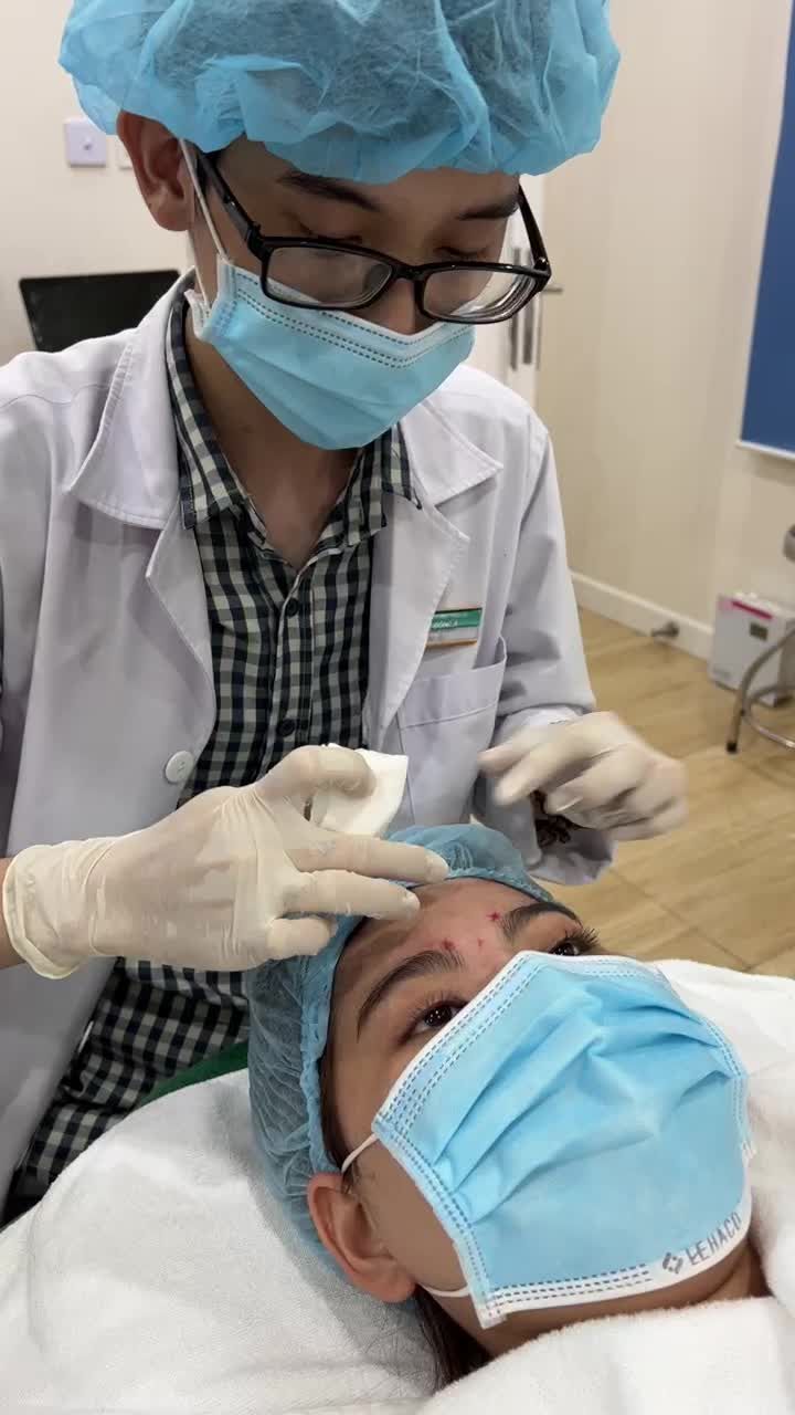 Cùng quan sát bác sĩ Đông Á tiêm Botox xóa nhăn cho khách nào!