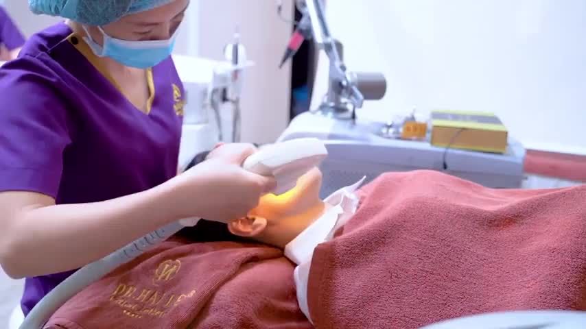 Trị tàn nhang bằng công nghệ ánh sáng Elos cam kết 1 lần hết sạch tàn nhang lốm đốm trên da.