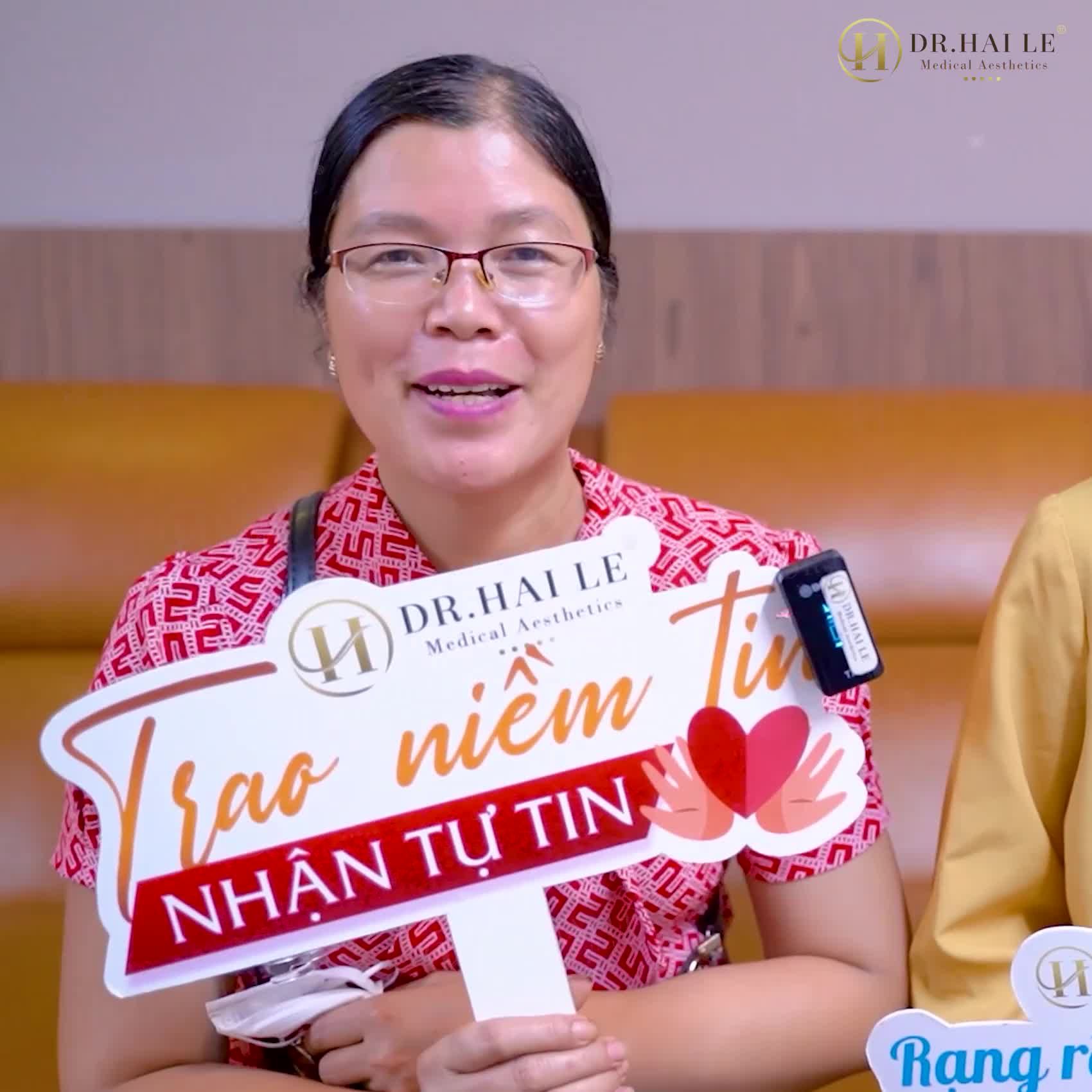 Nghe mọi người review cắt mí ở Dr.Hải Lê đẹp nên hai mẹ con lặn lội từ Yên Bái mấy trăm cây  xuống Hà Nội tới gặp bác sĩ