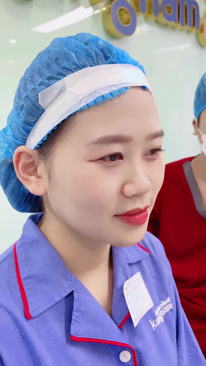 Chỉ mất 5 phút để chốt Nâng mũi 6D không đau » Nữ khách hàng vào phòng tư vấn cùng bác sĩ