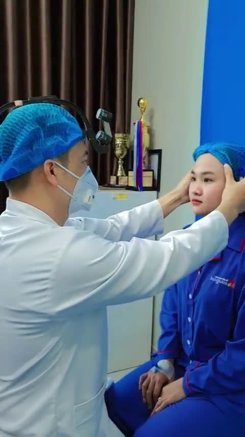 Bác sĩ đo vẽ thiết kế dáng mũi 6D không đau