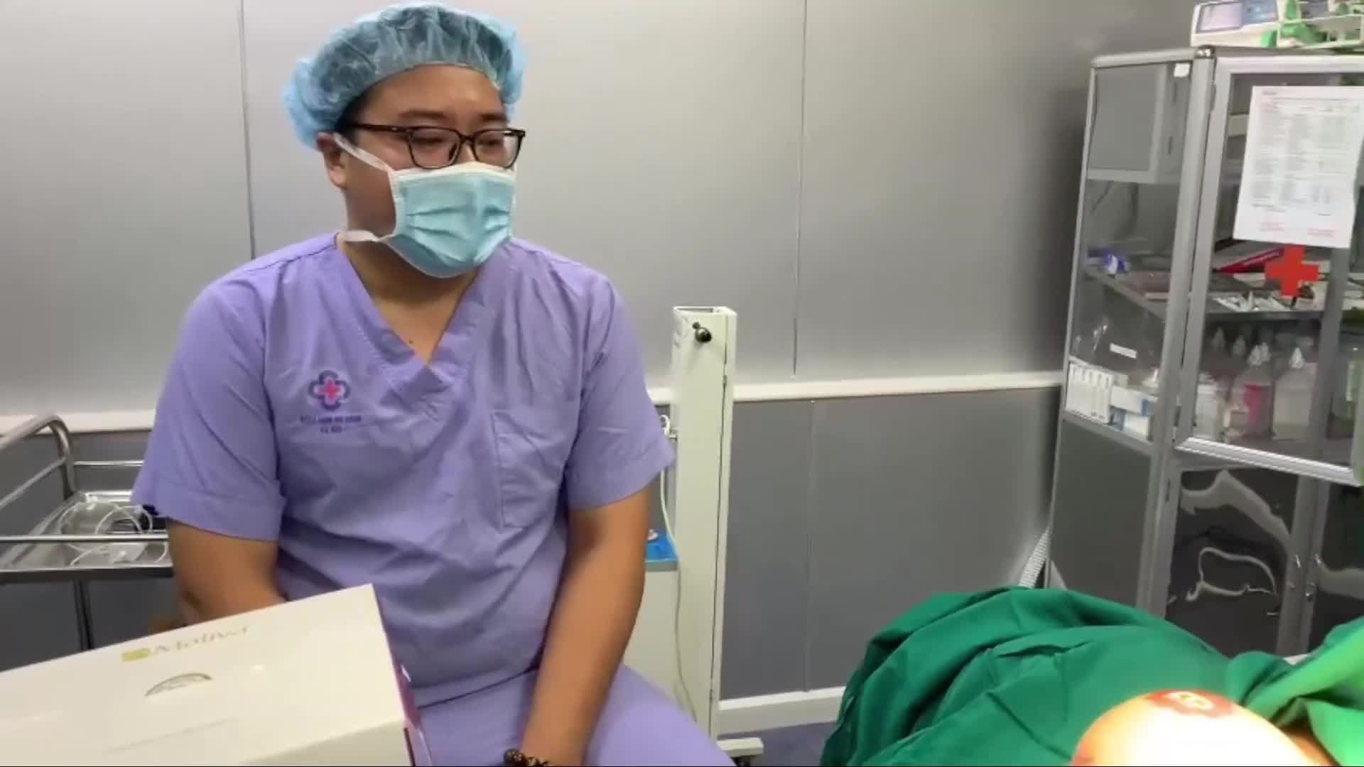 Sau 1 thời gian vắng bóng, BS Mạnh trở lại với livestream tại phòng phẫu thuật Nâng V1