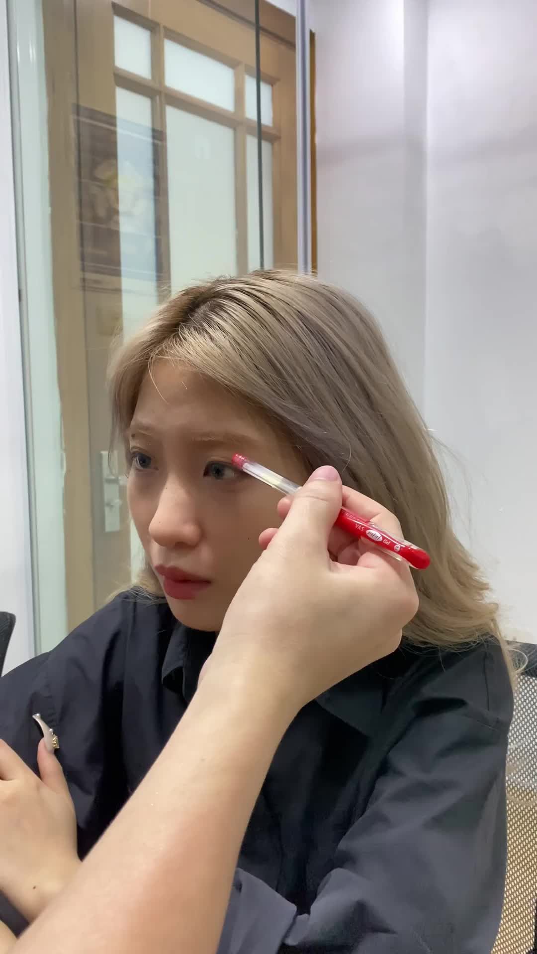 Bác sĩ trực tiếp phân tích tình trạng mũi và mí cho Tiktoker Zika và đưa ra phương pháp phù hợp