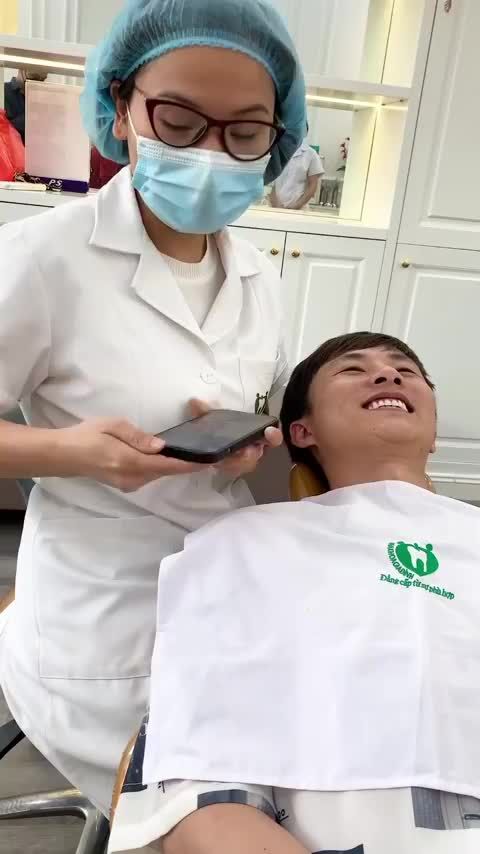 BÁC SĨ PHÂN TÍCH TÌNH TRẠNG RĂNG KHÁCH HÀNG TRƯỚC VÀ SAU KHI THẨM MỸ