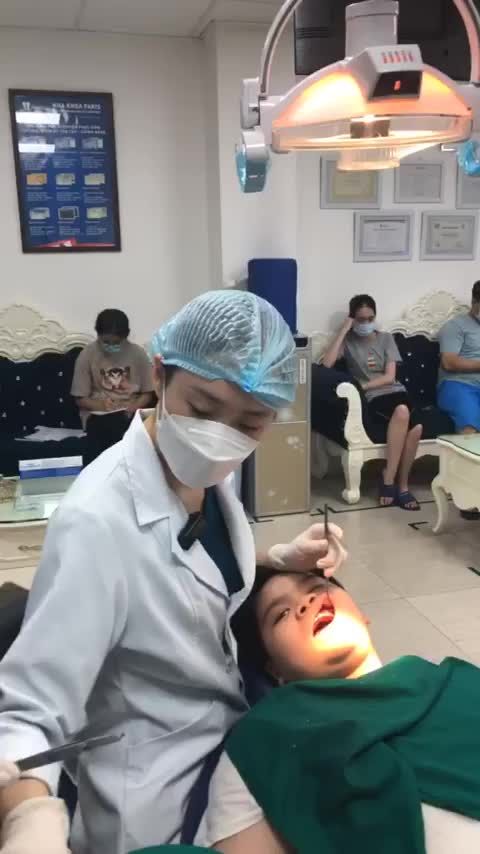 Gắn mắc cài kim loại tự buộc