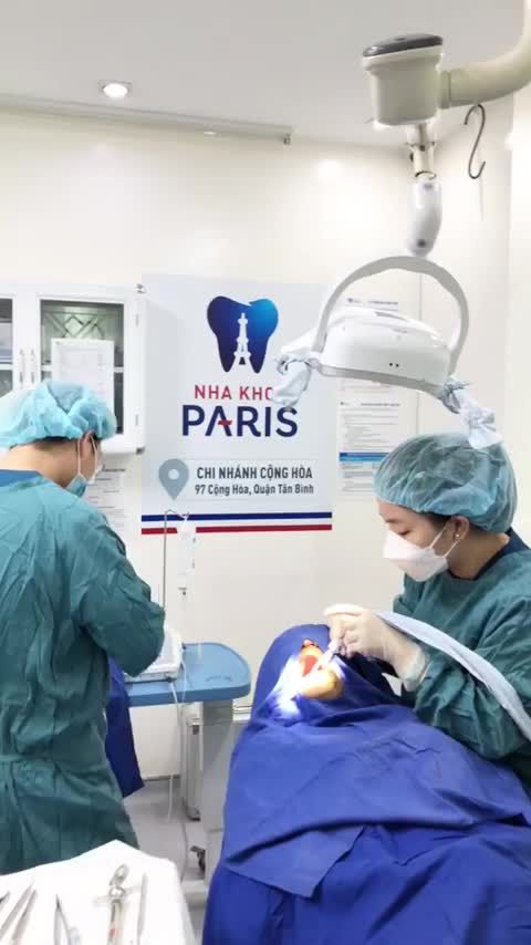 Phẫu thuật cấy ghép 01 trụ strauman Thuỵ Sỹ tại Nha khoa Paris 97 Cộng Hòa