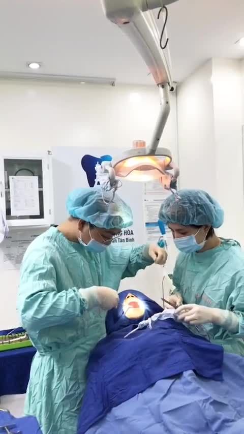 Phẫu thuật cấy ghép 02 trụ Dentium Hàn Quốc tại Nha khoa Paris 97 Cộng Hòa