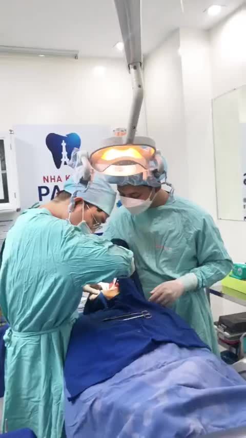 Phẫu thuật cấy ghép 06 trụ Dentium Hàn Quốc tại Nha khoa Paris 97 Cộng Hòa