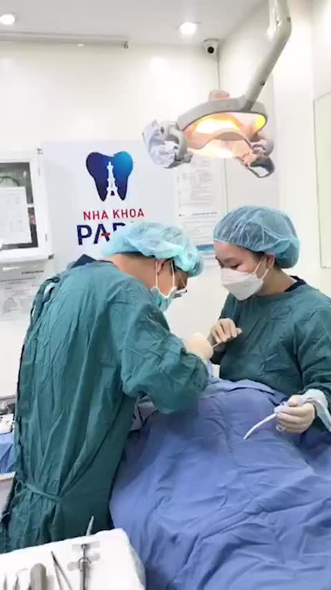 Phẫu thuật cấy ghép 3 trụ imp Strauman Thuỵ Sỹ tại Nha khoa Paris 97 Cộng Hòa