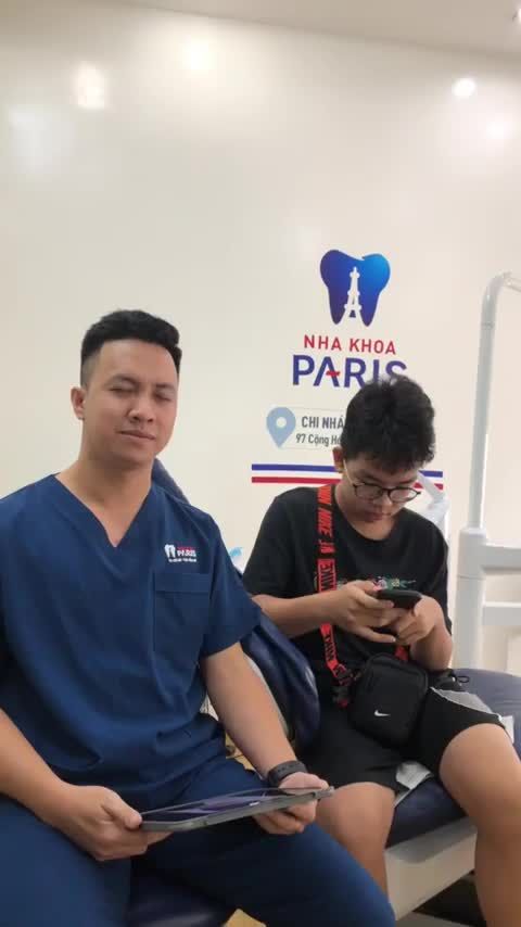 Quá trình giao khay cho khách hàng niềng răng bằng khay trong suốt Invisalign, tại Nha khoa Paris 97 Cộng Hòa, HCM