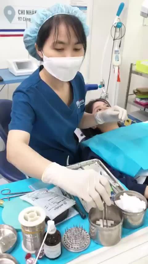 Quá trình giao khay Invisalign mức độ 6 cho khách hàng sắp đi du học.