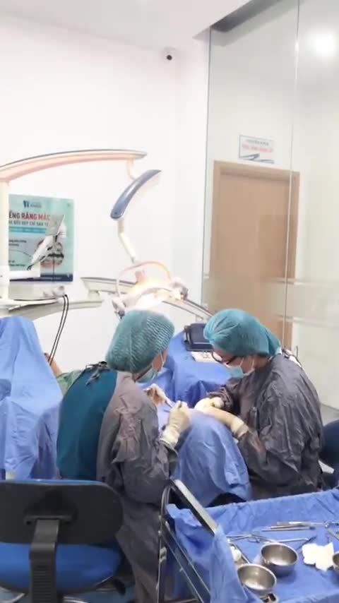 Quá trình phẫu thuật cấy ghép Implant 2 trụ Strauman tại Nha khoa Paris - Chi Nhánh Nghệ An