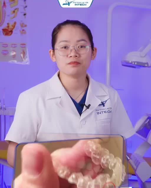 THÁO KHAY NIỀNG INVISALIGN NHƯ THẾ NÀO LÀ ĐÚNG