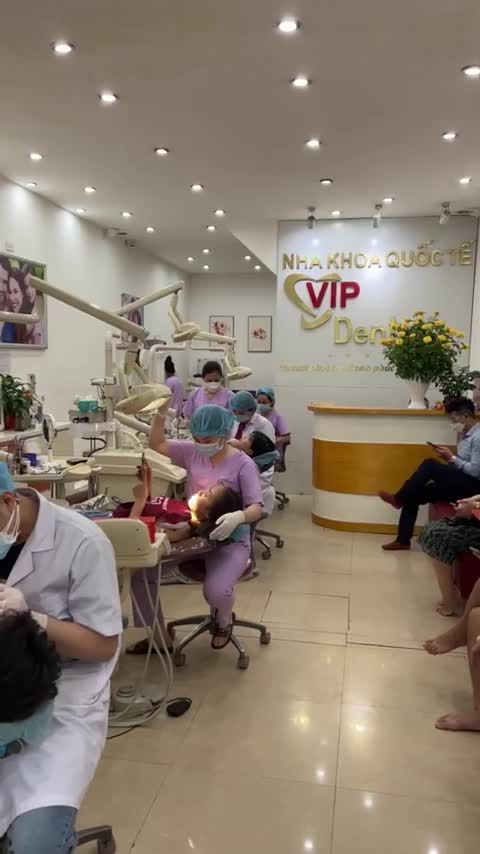 VƯỢT BÃO ĐÓN NỤ CƯỜI