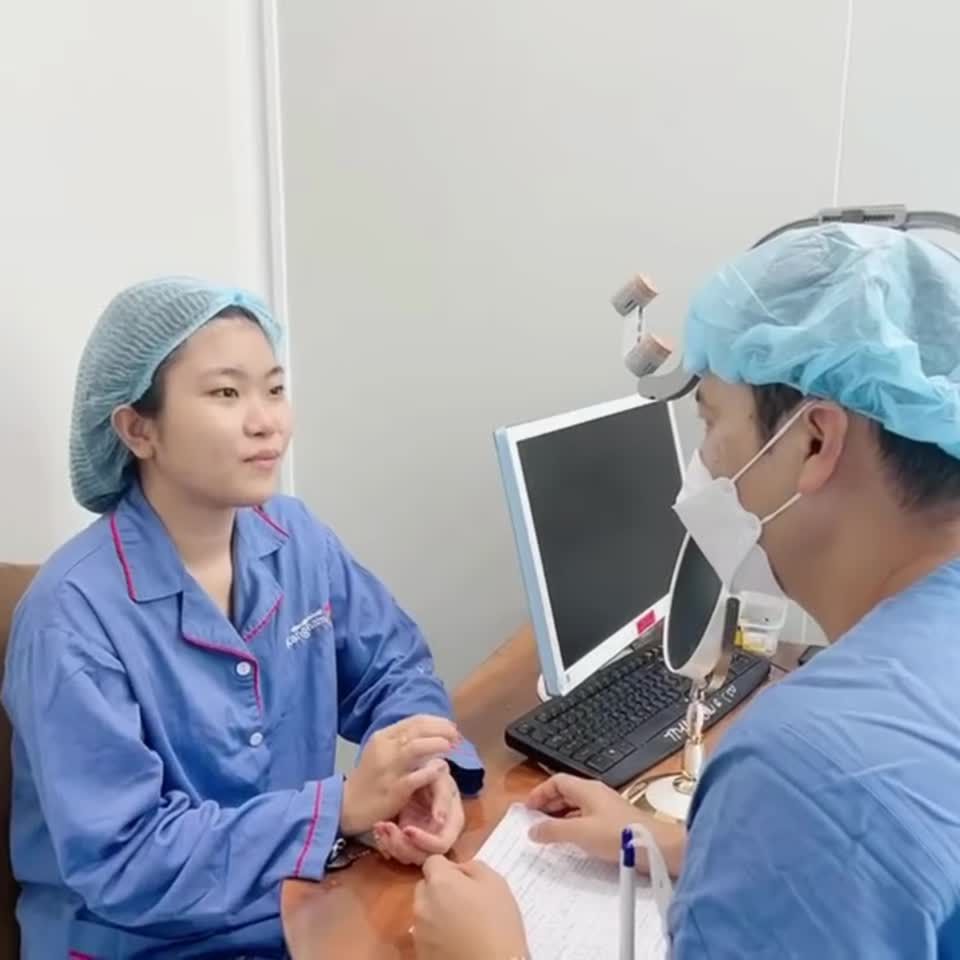 Bác sĩ trao đổi và giải thích cặn kẽ phương pháp nâng mũi cho nữ