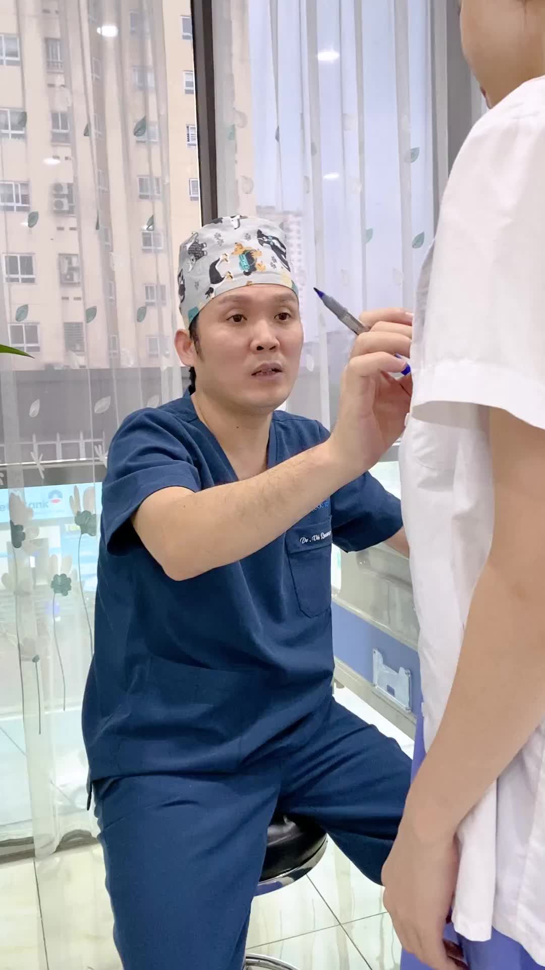 Bác sĩ Vũ Quang tư vấn nâng ngực cho bà mẹ 2 con thông thái