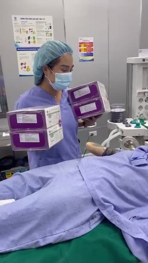 Khách hàng xác nhận túi ngực trước khi phẫu thuật.