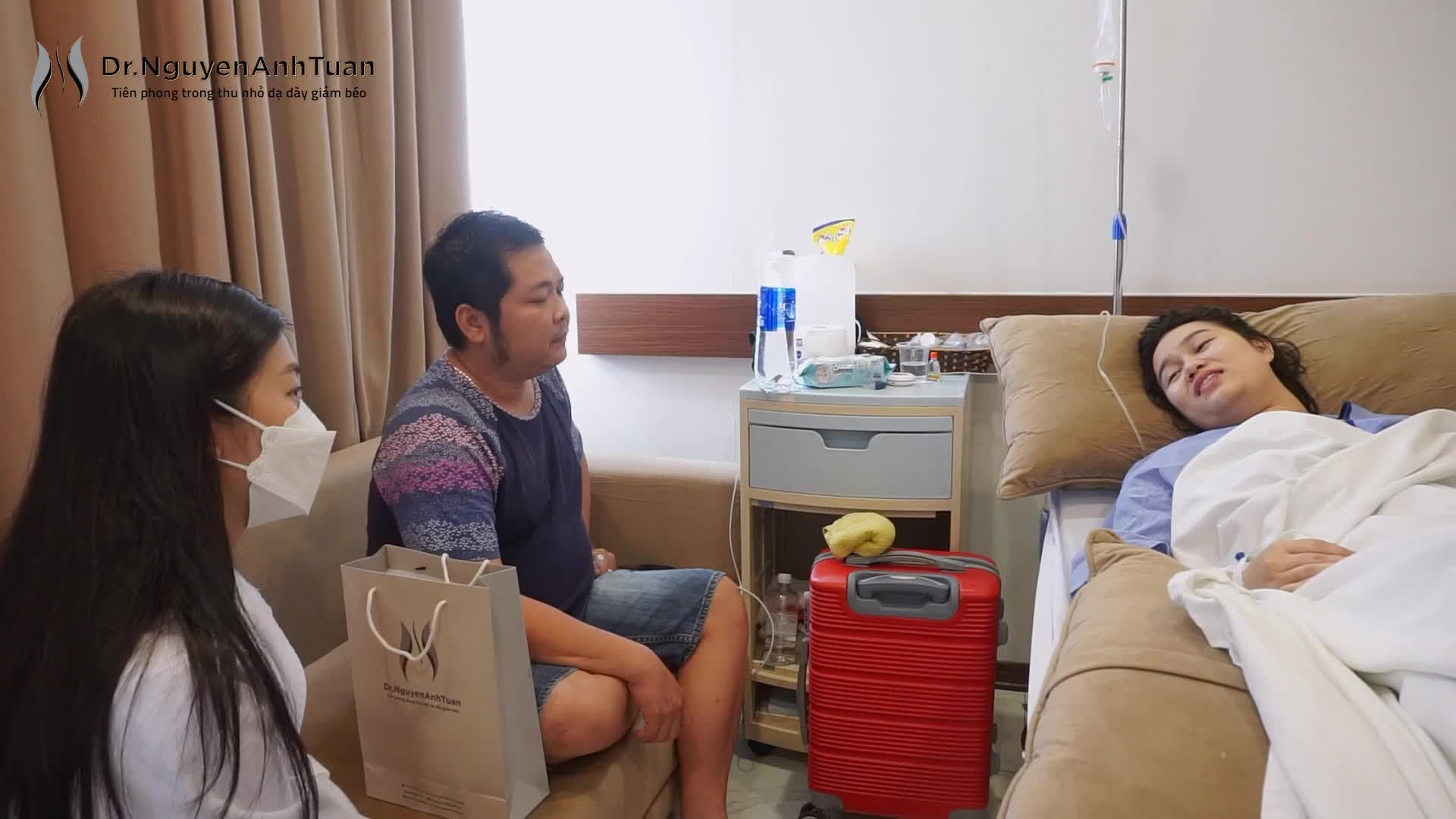 Sau một thời gian ngắn tìm hiểu về phương pháp, chị ấy đã quyết định phẫu thuật thu nhỏ dạ dày để giảm béo.