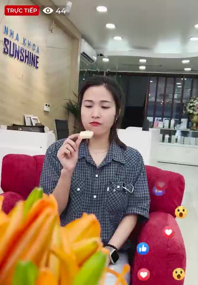 Bác sĩ sẽ cho chị ăn thử bánh sau khi làm xong để kiểm tra khớp cắn và chức năng ăn nhai.