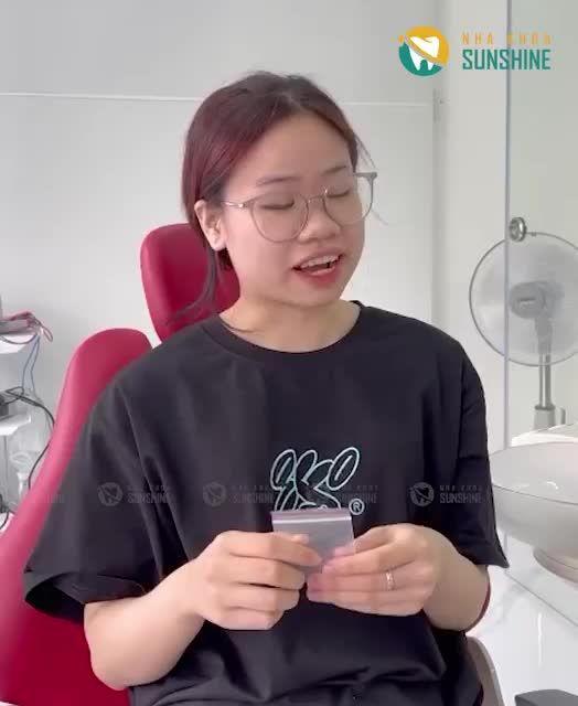 Bác sĩ thực hiện xong ca nhổ răng khôn cho khách hàng sinh năm 2001