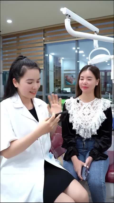 NỮ KHÁCH HÀNG SAU KHI THẨM MỸ RĂNG SỨ CAO CẤP