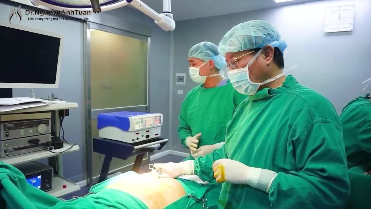 Phẫu thuật cho bệnh nhân nữ 22 tuổi, nặng 125kg, BMI 45 (mức béo phì trầm trọng đối với người Châu Á).