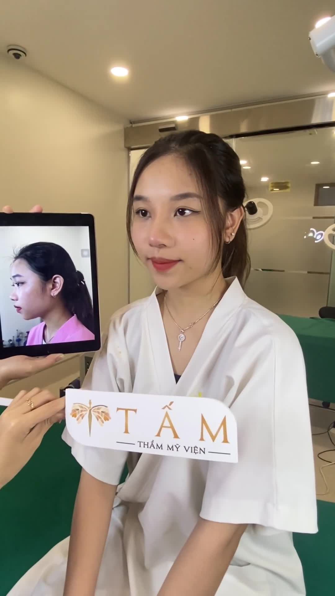 Thuỳ Dung qua tái khám cắt chỉ mũi