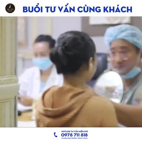 Tiến sĩ- Bác sĩ Đỗ Thành Trí tư vấn cho khách về các dịch vụ Xương Hàm Mặt