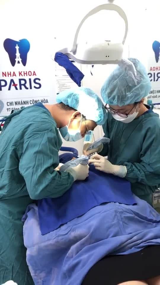 Ca cấy ghép 1 trụ Strauman Thuỵ Sĩ tại nha khoa Paris số 97 Cộng Hoà,p4,quận Tân Bình.