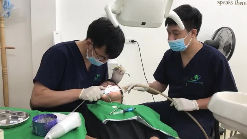 Ca gắn mắc cài cho bạn Nhật Mai gặp tình trạng khớp cắn ngược , răng mọc lệch lạc tại nha khoa Thuỳ Anh.