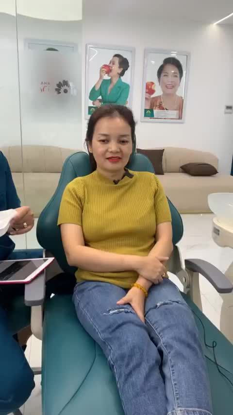 Khách hàng Đàm Vân (Sơn La) sau 2 tuần thẩm mỹ răng sứ tại Delia