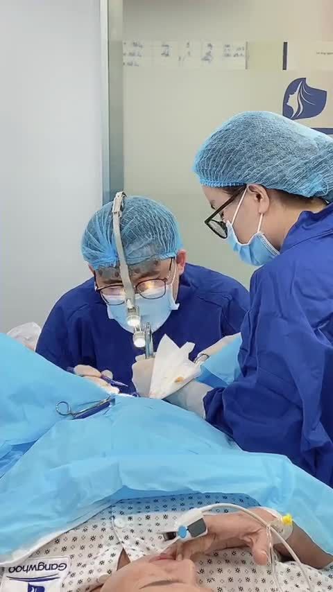 KHÁCH NƯỚC NGOÀI TIN TƯỞNG TRẺ HÓA CÔ BÉ