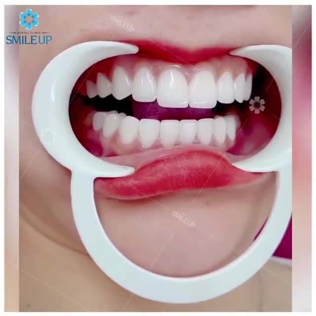 Người khác miêu tả nụ cười em bằng sự dịu dàng, còn tôi, miêu tả sự dịu dàng bằng nụ cười em.