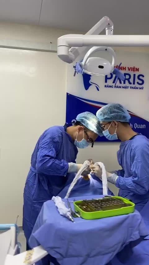 Quá trình thực hiện đặt 2 trụ implant Dentium diễn ra như thế nào