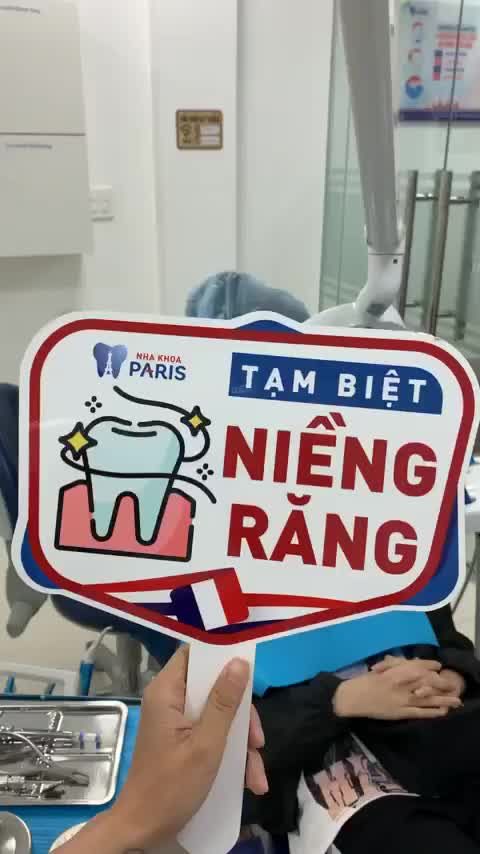 Tháo mắc cài cho vị Khách hàng Nữ sau 2 năm niềng răng tại Nha khoa Paris Bình Dương
