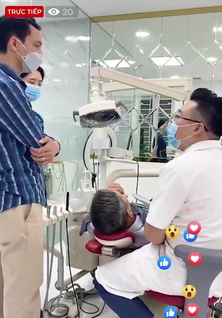 Bác sĩ Dương Xuân Lộc tư vấn phương pháp trồng răng Implant để khôi phục tình trạng mất răng cho khách hàng gần 70 Tuổi.