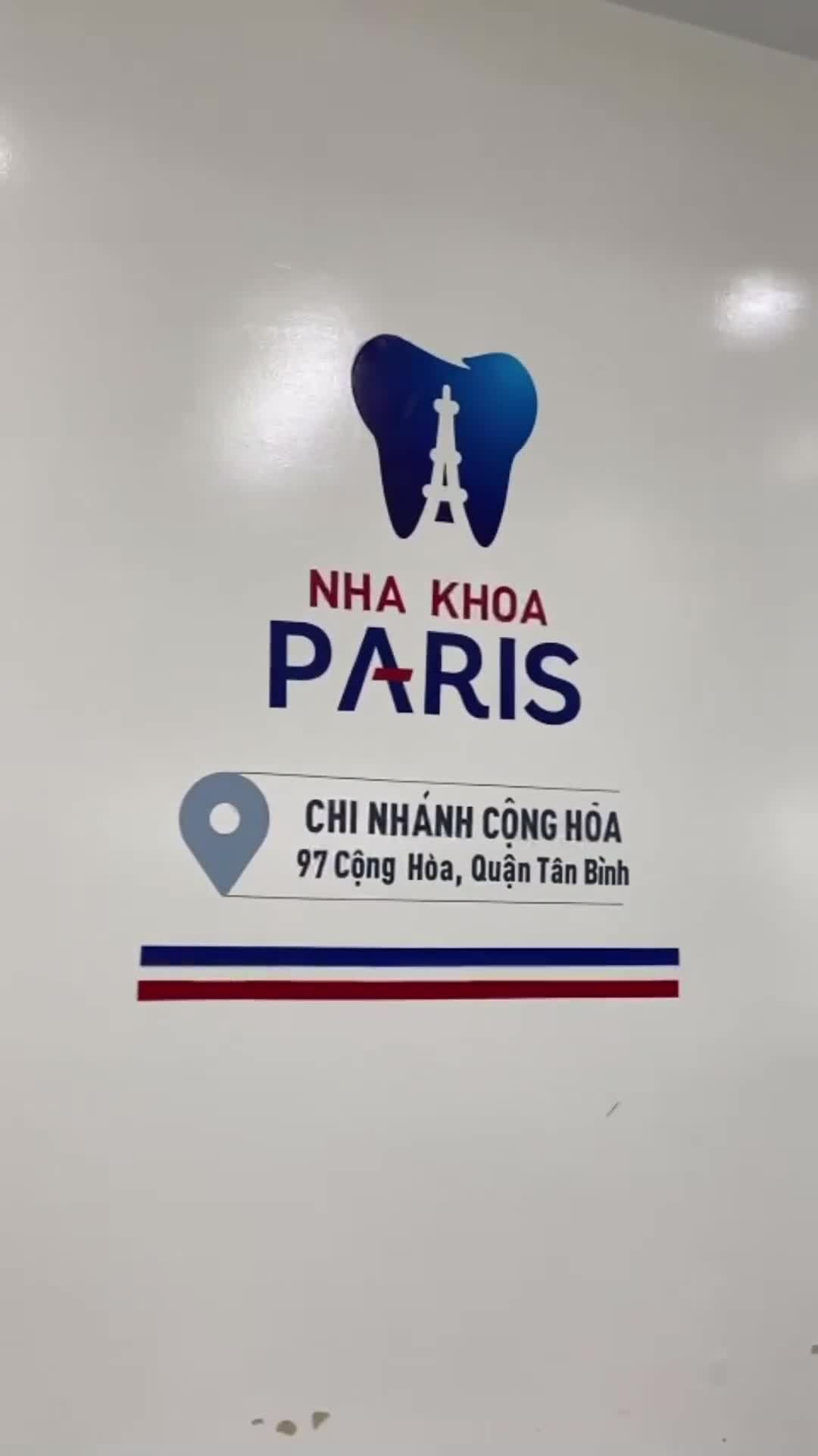 Cận cảnh gắn mắc cài kim loại tự buộc tại nha khoa Paris số 97 Cộng Hoà p4 quận Tân Bình