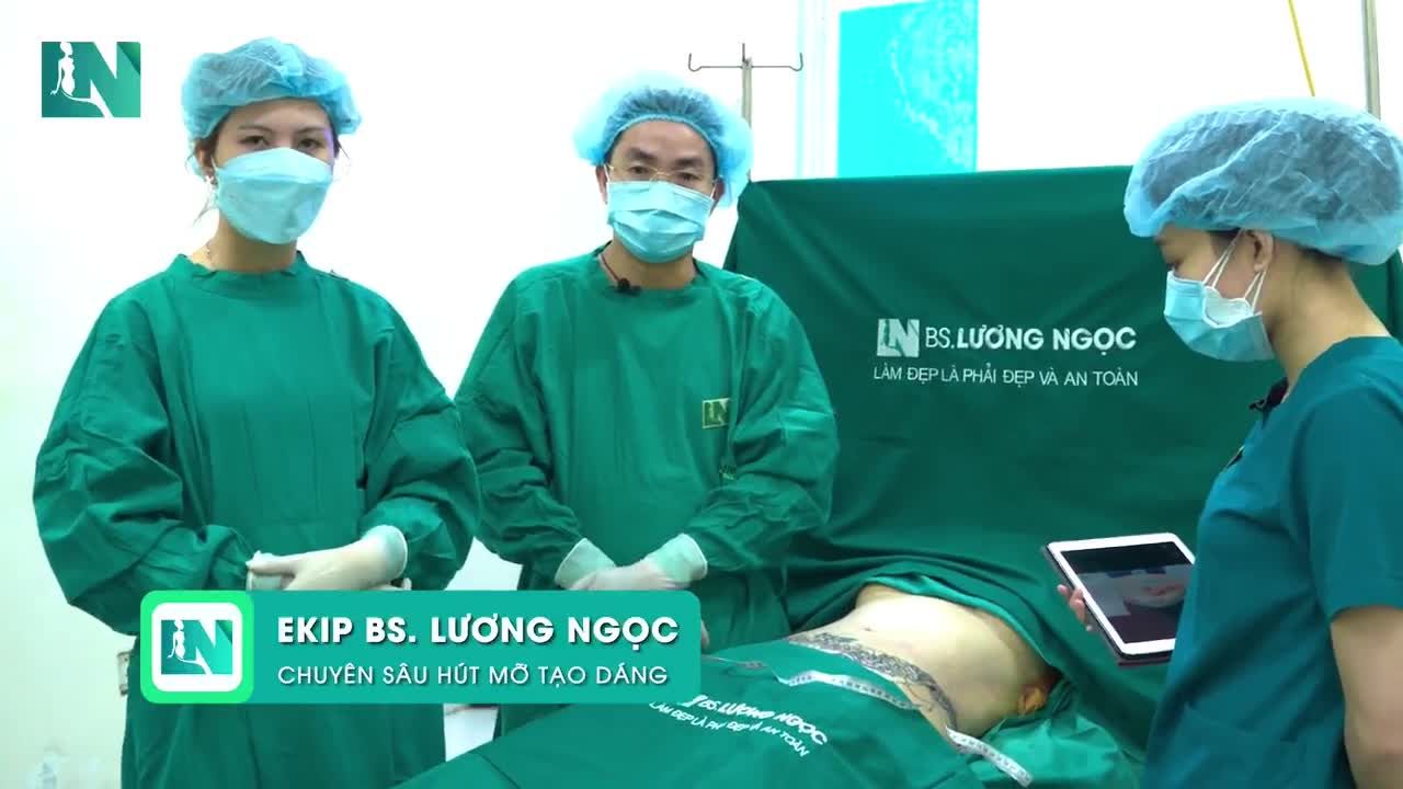 Cuối cùng phải dùng hình xăm để che đi đường sẹo ngang bụng từ lần thực hiện căng da ấy.