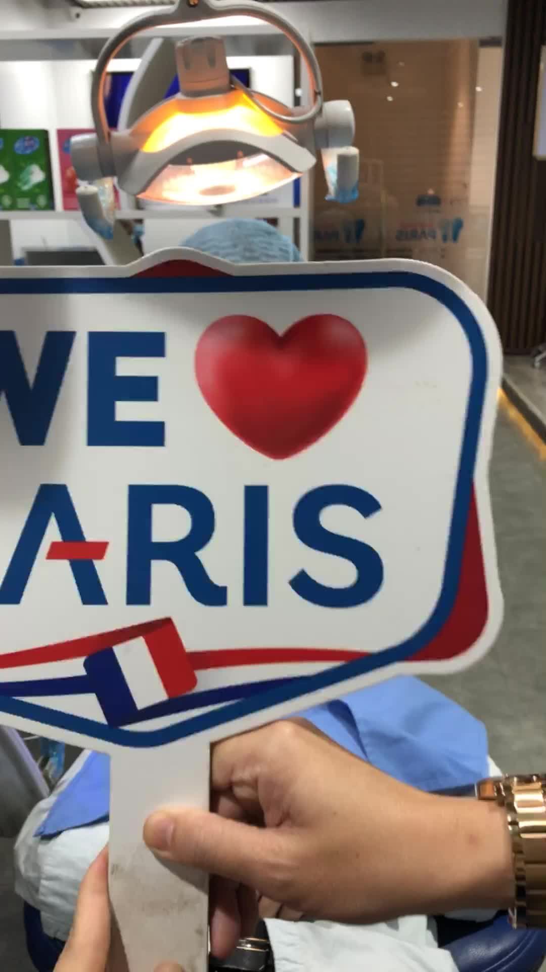 Quá trình gắn mắc cài kim loại  tại Nha khoa Paris - Chi Nhánh Đà Nẵng