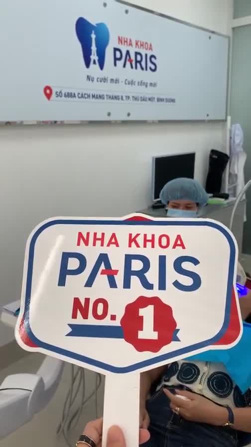 Quá trình tẩy trắng răng cho vị Khách hàng Nữ trước khi làm răng Sứ thẩm mỹ tại Nha Khoa Paris Bình Dương.