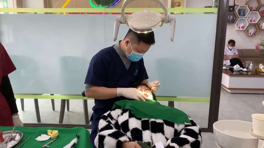 Lắp răng sứ trên chân răng nhân tạo implant phục hình răng 36 bị mất cho bạn khách hàng tại Nha Khoa Thuỳ Anh.