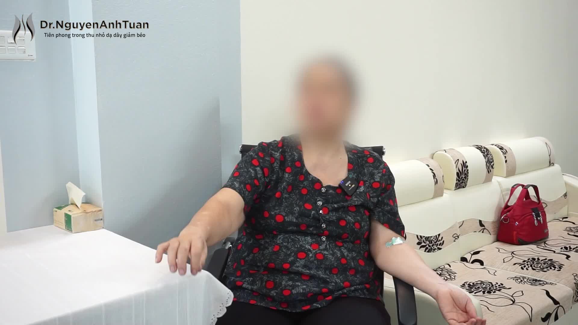 Một bệnh nhân nữ khá lớn tuổi của chúng tôi đã rất tự tin, thoải mái đi khoe với mọi người về vết mổ nội soi thu nhỏ dạ dày không để lại sẹo trên bụng của cô.