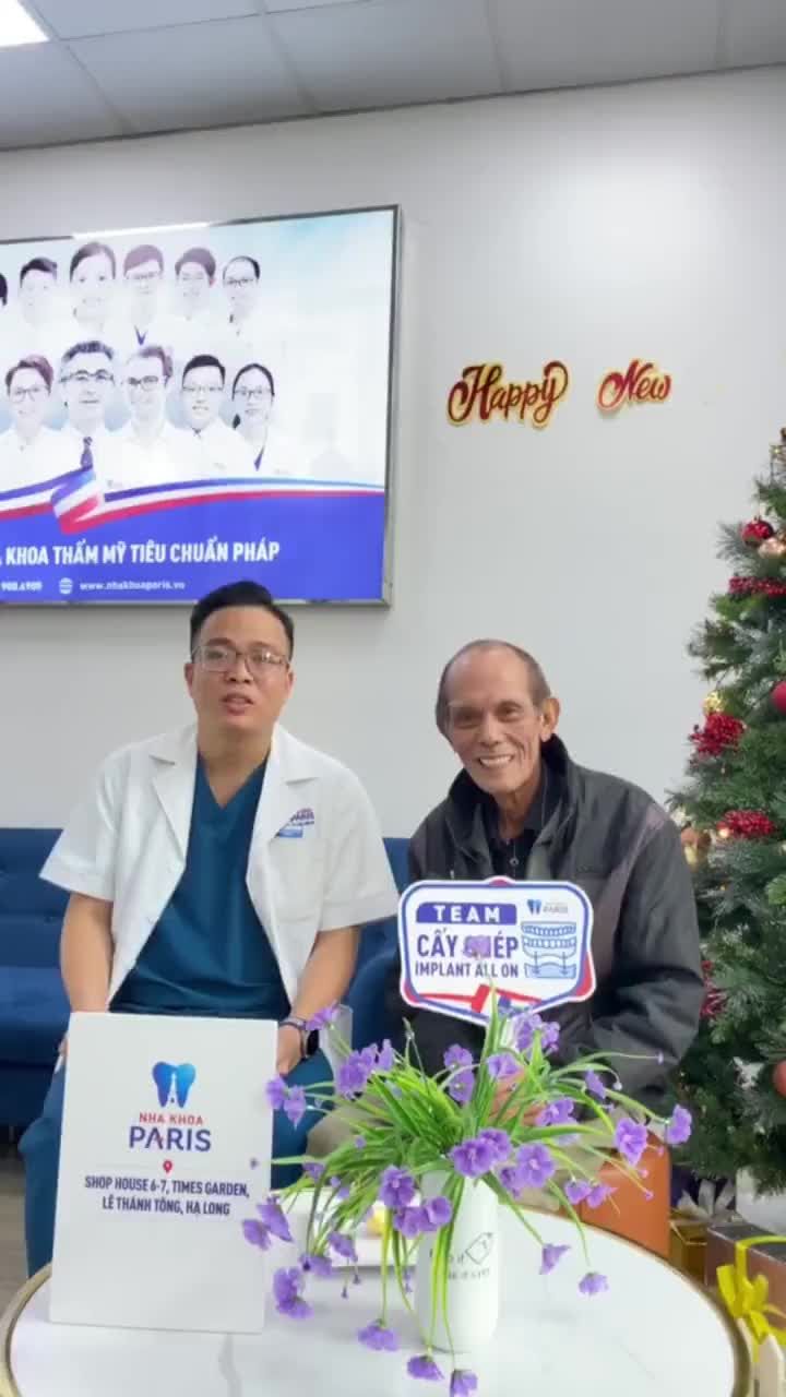 Chú Trần Văn Tài đến Nha khoa Paris với tình trạng mất nhiều răng, đặc biệt hàm dưới mất răng hoàn toàn, đang dùng hàm giả tháo lắp.