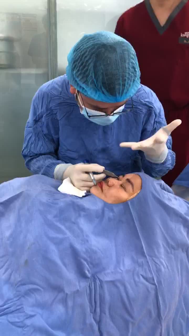 Live phân tích trước mổ khách hàng đăng kí dịch vụ Cắt mí 6D + Nâng mũi 6D