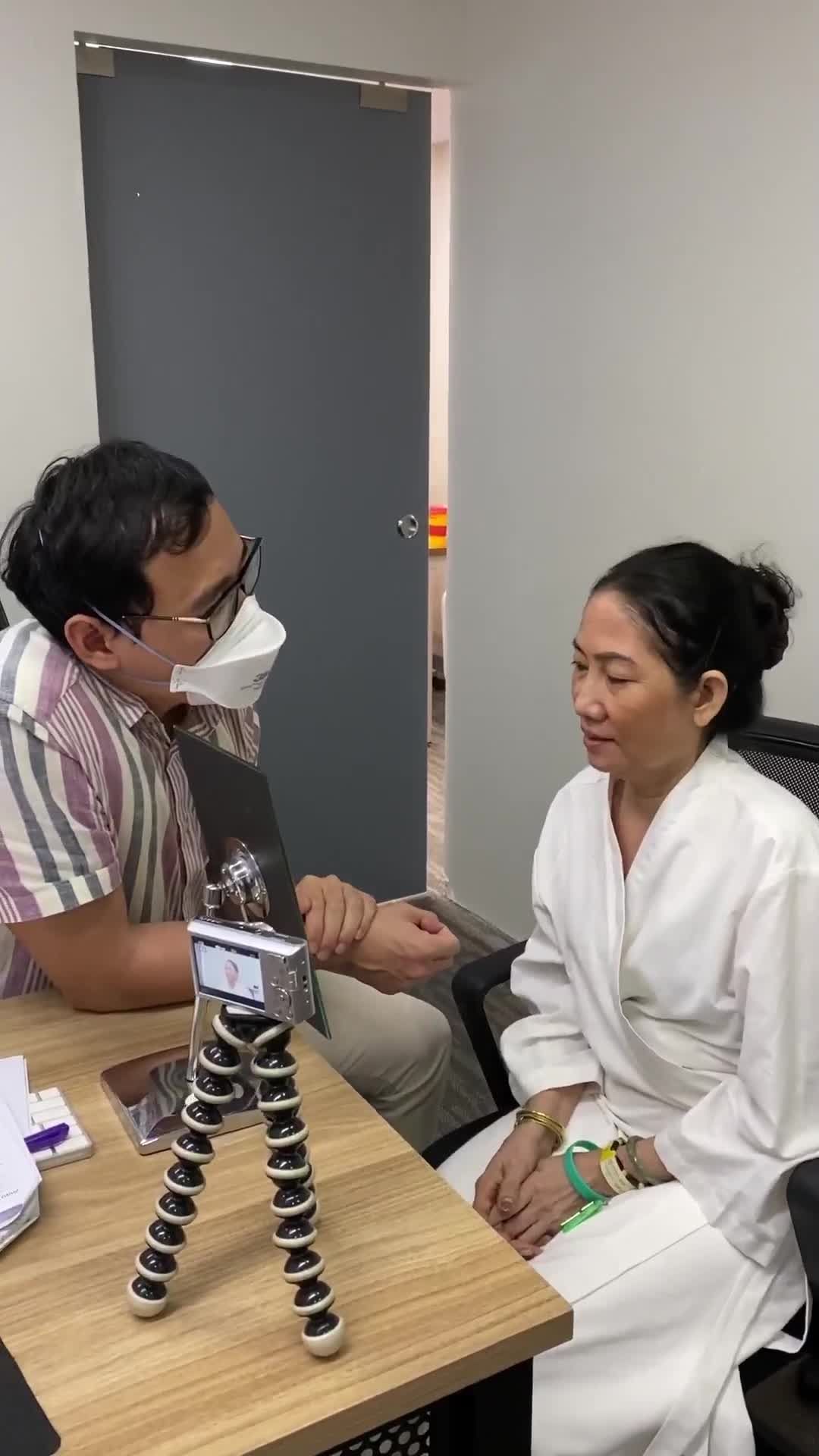 BÁC SĨ KHẢI TƯ VẤN CHO CHỊ KHÁCH HÀNG ĐẾN TỪ ĐỒNG THÁP