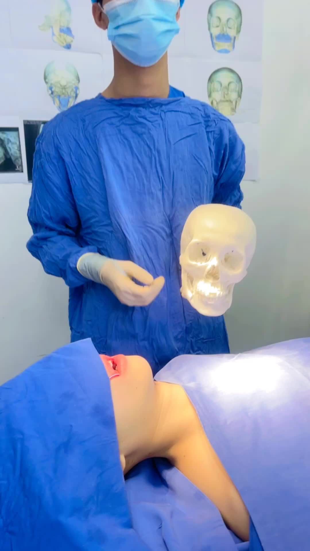 Bác sĩ phân tích kết quả phẫu thuật hàm lệch áp dụng Công nghệ chỉnh hàm 6D, cho phép xem trước kết quả trực quan bằng hộp sọ mô phỏng tỉ lệ 1:1