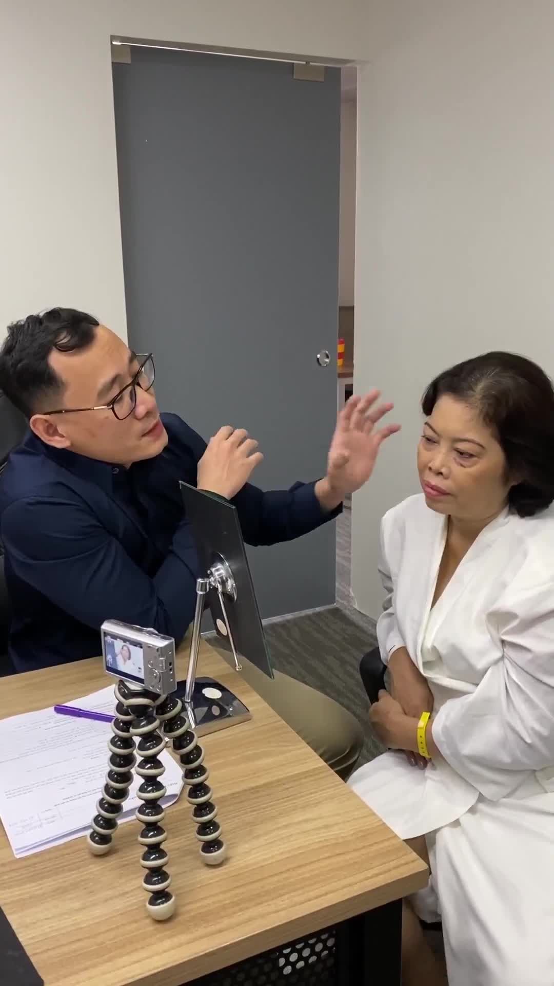 TƯ VẤN KHÁCH HÀNG CĂNG DA MIDFACE + CẮT MÍ DƯỚI
